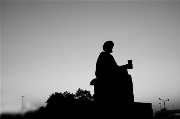 [تمثال أبو نواس في بغداد].